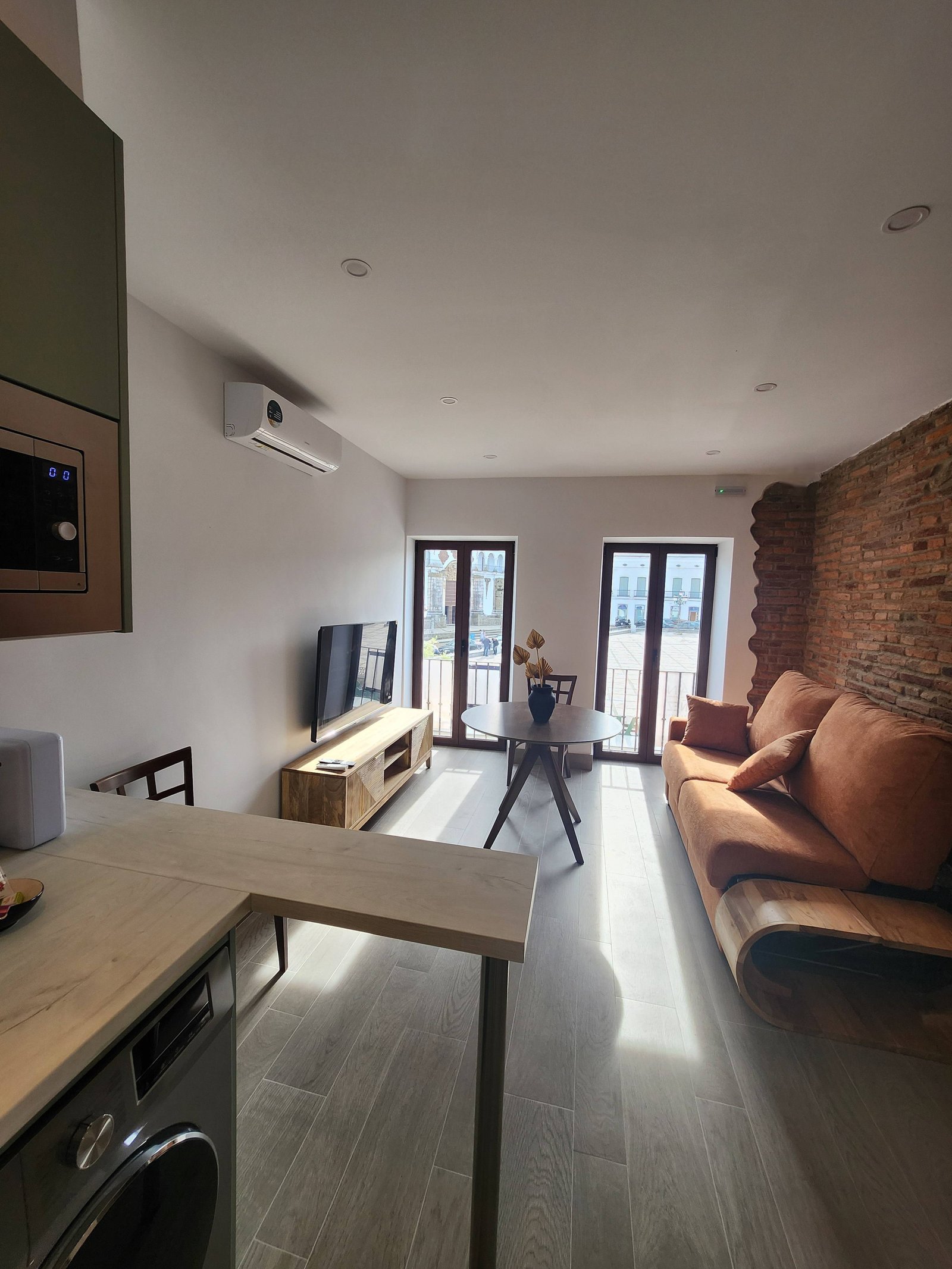 Apt 1